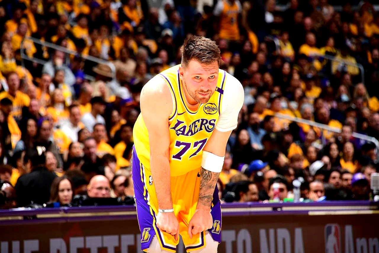 又见绝平!洛杉矶湖人与俄克拉荷马城雷霆鏖战至终场,德布劳内读秒救主 又见绝平!洛杉矶湖人与俄克拉荷马城雷霆鏖战至终场,德布劳内读秒救主